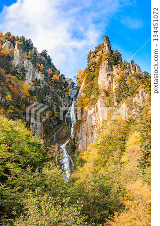Ginga Falls and Ryusei Falls: Scenic spots with columnar joints and colorful autumn leaves 134451072
