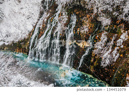 美瑛白須瀑布的藍色瀑佈在雪景中閃閃發光 134451079