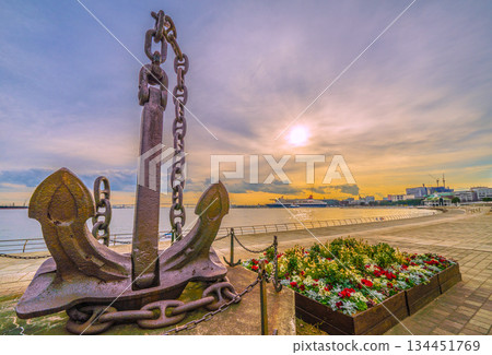 日本橫濱城市景觀。三艘日本豪華郵輪停靠在橫濱港。日本丸號。 (三井海洋富士號、飛鳥二號) 日本橫濱城市景觀。三艘日本豪華郵輪停靠在橫濱港。日本丸號。 (三井海洋富士號、飛鳥二號) 134451769