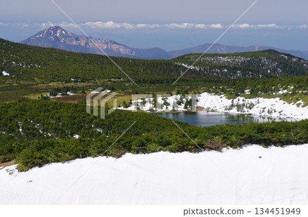 吾妻山脈、釜沼湖和磐梯山的早春景色 吾妻山脈、釜沼湖和磐梯山的早春景色 134451949