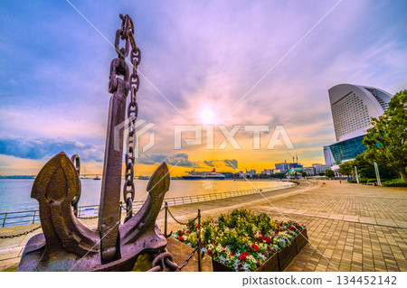 日本橫濱城市景觀。三艘日本豪華郵輪停靠在橫濱港。日本丸號。 （三井海洋富士號、飛鳥二號） 134452142