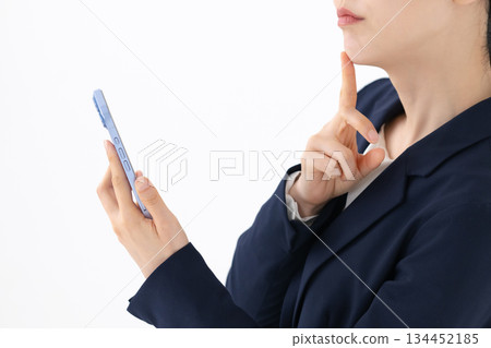 操作智能手機的女人 134452185