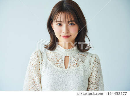 儀態優雅、氣質高貴的女子，身穿精緻的鉤編蕾絲。 134452277