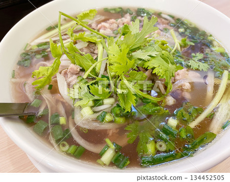 越南牛肉河粉：米粉浸泡在香濃的湯汁中。 134452505