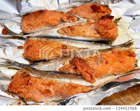 明太子沙丁魚:一道美味的配菜,將沙丁魚與明太子(辣鱈魚籽)結合在一起。 明太子沙丁魚:一道美味的配菜,將沙丁魚與明太子(辣鱈魚籽)結合在一起。 134452568