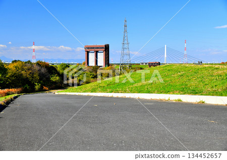 佐佐目橋 / 從荒川河眺望小玉橋和荒川1號水庫出水口（埼玉縣戶田市）[2025年11月] 134452657