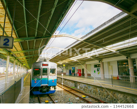 終點站的懷舊之情湧上心頭。伊豆急下田站的午後寧靜祥和。 134452668