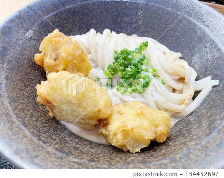雞肉天婦羅烏龍麵：冷烏龍麵，上面放有新鮮炸製的雞肉天婦羅。 134452692