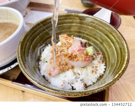 鯛魚粥:鯛魚刺身粥配芝麻醬。 鯛魚粥:鯛魚刺身粥配芝麻醬。 134452712