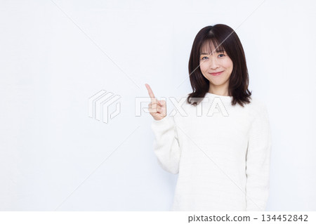 拿著他的食指的婦女 134452842