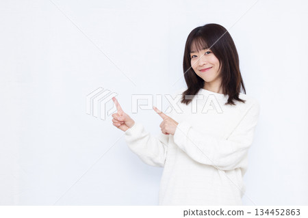 拿著他的食指的婦女 134452863