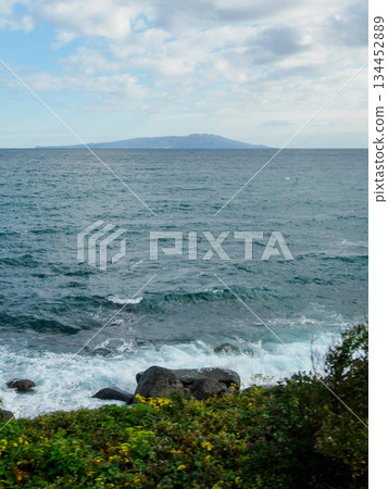 伊豆大島漂浮在火車車窗外，介於海與旅程之間，從火車上眺望伊豆大島。 134452889