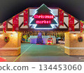 聖誕市集燈火璀璨，氣氛歡樂。 134453060