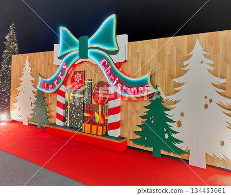 聖誕市集燈火璀璨，氣氛歡樂。 134453061