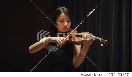 一個女人拉小提琴 134453157