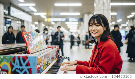 街頭鋼琴，街角鋼琴，彈鋼琴的女人 134453163
