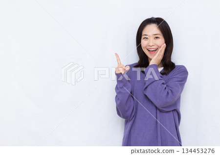 微笑著舉起食指的女人 134453276
