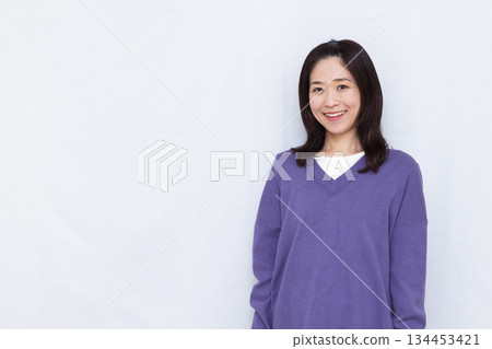 一位身穿紫色針織衫的女士 134453421