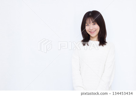 身穿白色針織衫的微笑女子 134453434