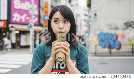 女人喝木薯奶茶 134453476