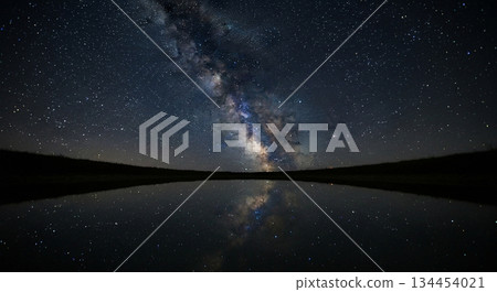 繁星點點的夜空倒映在如鏡的水面上。 繁星點點的夜空倒映在如鏡的水面上。 134454021