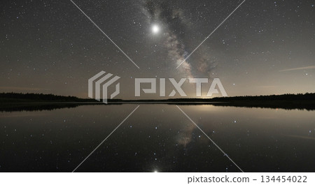 繁星點點的夜空倒映在如鏡的水面上。 134454022