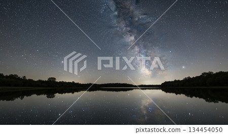 繁星點點的夜空倒映在如鏡的水面上。 134454050