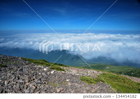 [Mountain scenery] Toyama Prefecture, Northern Alps, Tarobei-daira to Kitanomata-dake, sea of clouds 134454182