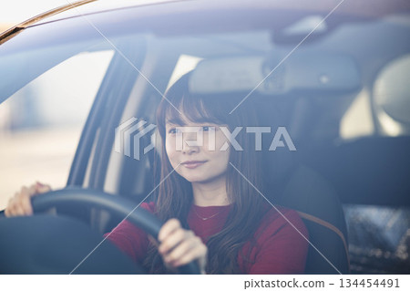 駕駛汽車的一個少婦 駕駛汽車的一個少婦 134454491