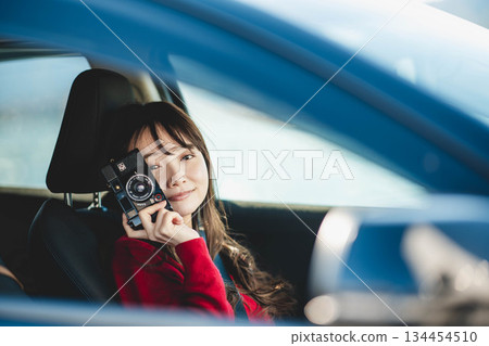 駕駛汽車的一個少婦 134454510