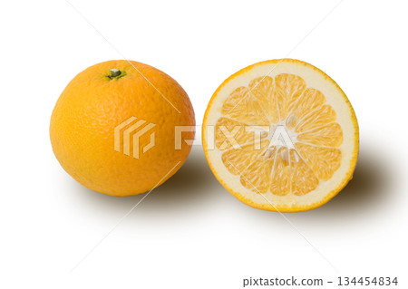 成熟的黃色柑橘類水果及其橫截面 134454834