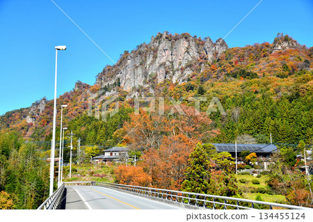 Mannen Bridge / View of Mount Iwabitsu from the Agatsuma River (Higashiagatsuma Town, Gunma Prefecture) [November 2025] 134455124