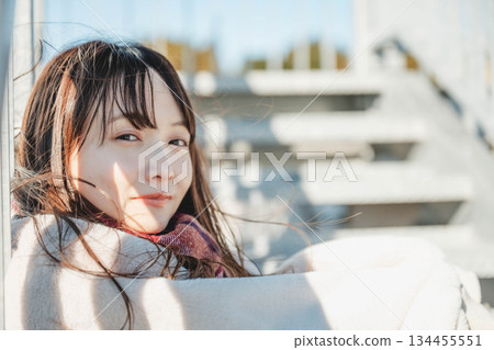 一位扮演圍巾的年輕女士 一位扮演圍巾的年輕女士 134455551
