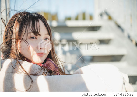 一位扮演圍巾的年輕女士 一位扮演圍巾的年輕女士 134455552