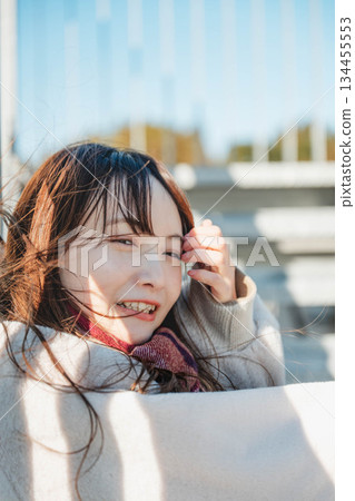 一位扮演圍巾的年輕女士 134455553