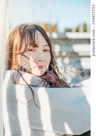 一位扮演圍巾的年輕女士 一位扮演圍巾的年輕女士 134455555