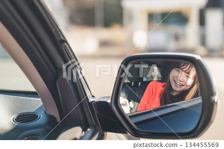 透過後視鏡看到的年輕女子 134455569