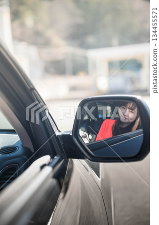 透過後視鏡看到的年輕女子 134455571