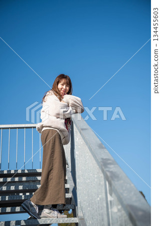 一個女人爬樓梯 134455603