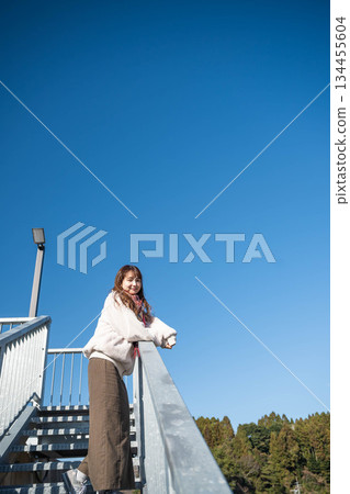 一個女人爬樓梯 134455604