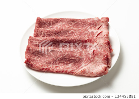 白色盤子上的牛肉 白色背景 134455881