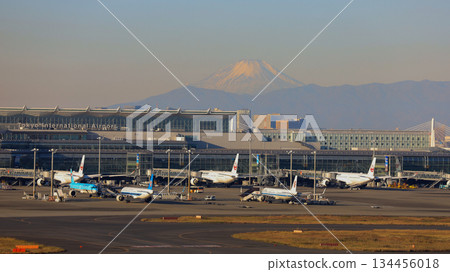 從羽田機場1號航廈的觀景台上可以看到富士山和3號航廈。 134456018