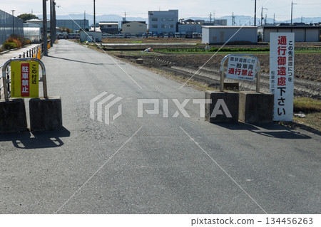 Concrete blocks and warning signs prohibiting entry placed on both sides of a farm road in Matsubara City, Osaka Prefecture. A site for preventing shortcuts and nuisance parking. 134456263