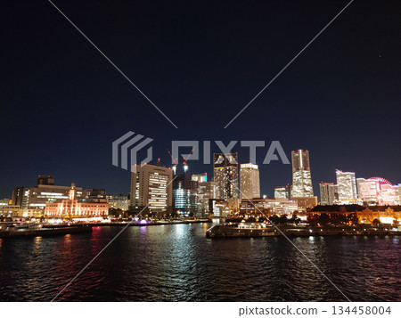 夜幕下的大海和港未來 134458004