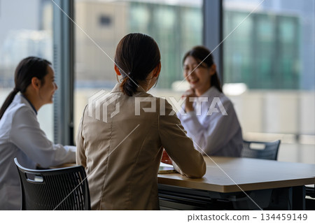 醫護人員與女企業家會面 134459149