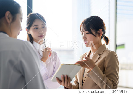 MR向醫師解釋藥物 134459151