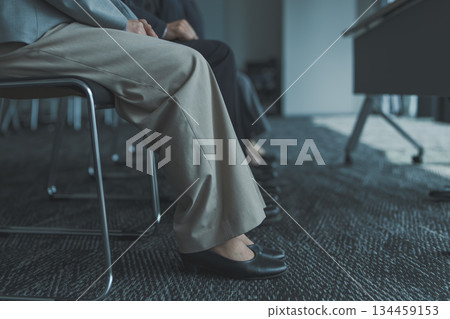 在等待面試和培訓的女性腳下 134459153