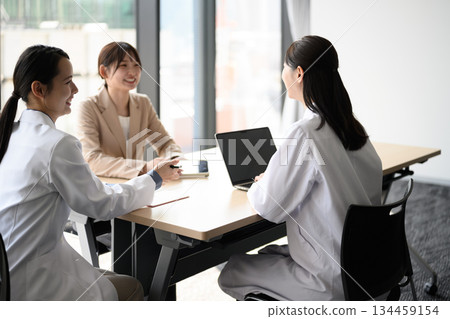 醫生與女人之間的醫療諮詢場景 134459154