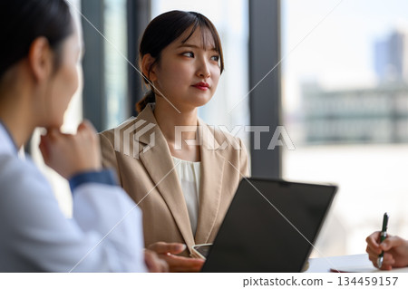 一位女商人正在與專家會面。 134459157