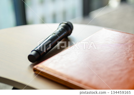 會議桌上放著麥克風和筆記型電腦。 134459165